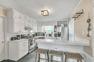 Cozy Family Retreat with Spacious Yard home - Tyler - 8
