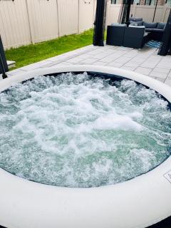 Luxury Oakville Home, Hot Tub, Fireplace, New Home - 8