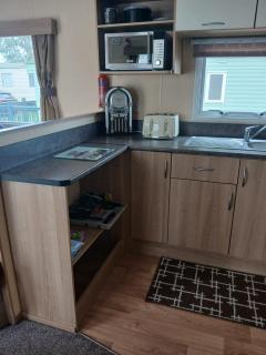 Lovely 6 Berth Caravan With Decking Nearby Scratby Beach Ref 50017B - Great Yarmouth - 1
