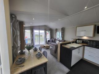 Stunning 6 Berth Caravan With Decking At Valley Farm Holiday Park Ref 46682B - Great Clacton - 2