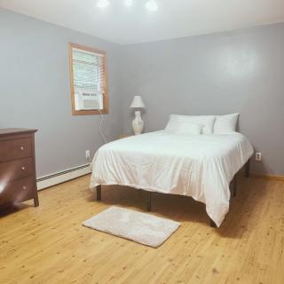 Quiet Cozy Stay Spacious Home Near Beach & Shops - Hamden - 3