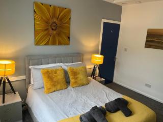 Modernised 4bed stay-away-home in Runcorn sleeps 7 - 9