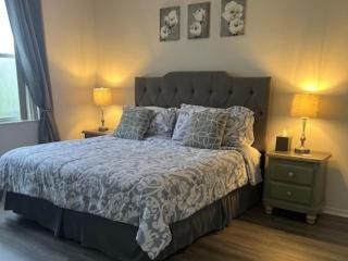 Luxury Villa - 75 inch smart TV, Upgrades throughout! 20 minutes to Disney - 8