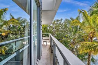 King Suite balcony water views-Hosted by Sweetstay - Miami Beach - 3