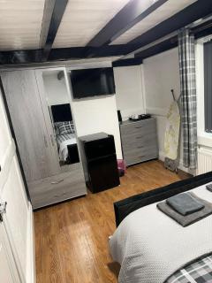 Rainsough Cottage Guest House - Shared Bathroom - Free Parking & WiFi - Manchester - 9