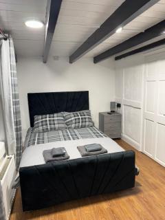 Rainsough Cottage Guest House - Shared Bathroom - Free Parking & WiFi - Manchester - 8
