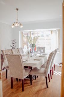 Large Family Home with Free Parking - 9