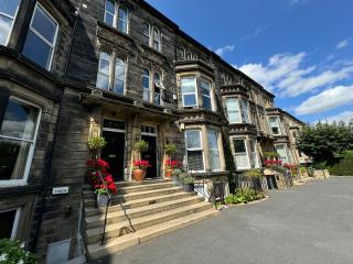 YORK PLACE - Spacious central apartment to town with views - Harrogate - 8