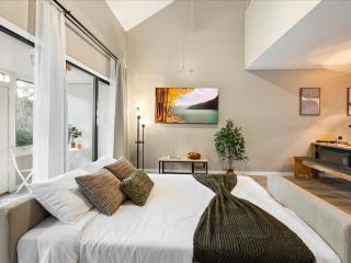 Artist's Tower Townhome Just Renovated w Loft - Gainesville - 2