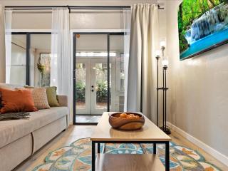 Artist's Tower Townhome Just Renovated w Loft - Gainesville - 3