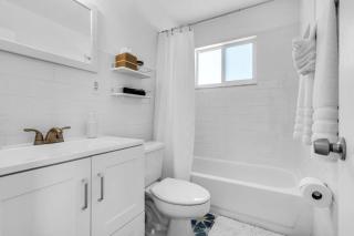 Modern 3 Bedroom GetAway with Parking in Coral Gables - Miami - 9