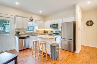 Montgomery Cottage with Fenced Yard Less Than 1 Mi to Lakes! - 4