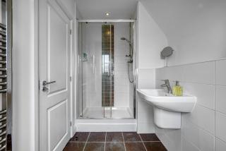 Accommodates 4 guests, 28night minimum stay ,Perfect for corporate stays - 1