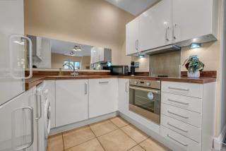 Accommodates 4 guests, 28night minimum stay ,Perfect for corporate stays - 8