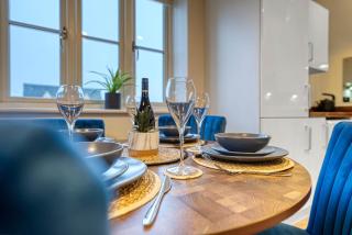 Accommodates 4 guests, 28night minimum stay ,Perfect for corporate stays - 9