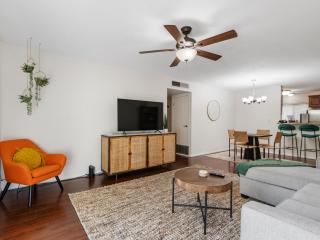 Top-notch 2br Spacious Condo With Shared Pool - Scottsdale - 3