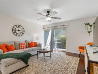 Top-notch 2br Spacious Condo With Shared Pool - Scottsdale - 2