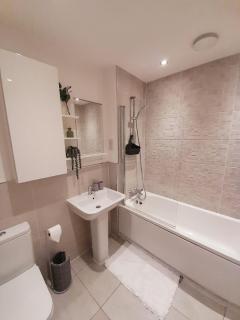 Spacious 3BR House with 3 Bathrooms ideal for Families, Professionals and Relocators near NEC, BHX, HS2 and JLR with Travel Cot, Pets Allowed and Free Parking - 2