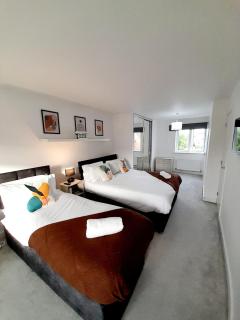 3BR House with 3 Bathrooms - Families - Professionals - Relocators - NEC - BHX - HS2 - JLR - Travel Cot Available - Pets Welcome - Free Parking - Birmingham - 0