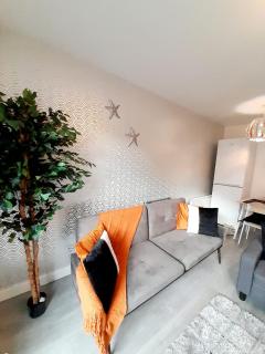 3BR House with 3 Bathrooms - Families - Professionals - Relocators - NEC - BHX - HS2 - JLR - Travel Cot Available - Pets Welcome - Free Parking - Birmingham - 1