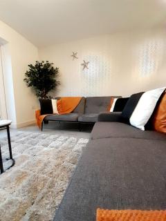 3BR House with 3 Bathrooms - Families - Professionals - Relocators - NEC - BHX - HS2 - JLR - Travel Cot Available - Pets Welcome - Free Parking - Birmingham - 8