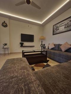 Parkside Panoramic 1 BR Apartment Self Check-IN Next to Penta Square DHA Phase 5 - Lahore - 2