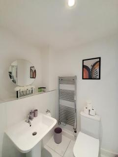 Spacious 4BR House with 2 Bathrooms and 1 WC ideal for Families, Professionals and Relocators near NEC, BHX, HS2 and JLR with Travel Cot, Pets Allowed and Free Parking - The Home Makers Hub - Birmingham - 3