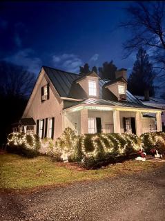 Across The INN Entire Colonial House with lovely porch & extremely fast Wi-Fi - Washington, Virginia - 0