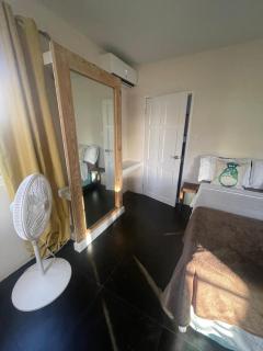 Scarlett Studios 1 - US Embassy Appt 7 mins drive- Lloyd Erskine Sandiford Centre and Ross university 5 mins drive -Only a 1 night reservation includes free Airport and US Embassy roundtrip transport - Bridgetown - 2