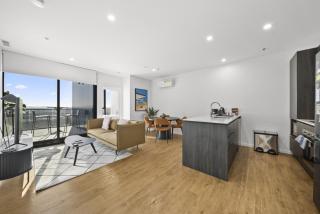 Refined 2-Bed With Luxurious Building Amenities - Belconnen - 4