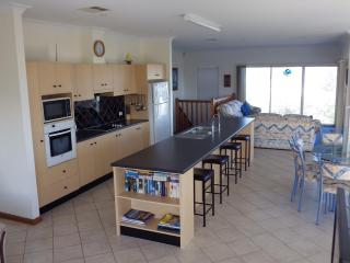 Two Bays 37 Encounter Crs Middleton - Linen Included - 7