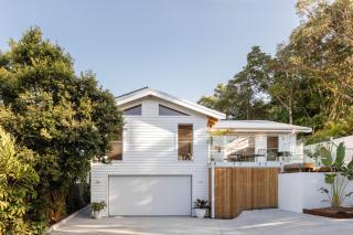 Blackbutt House - Luxe Retreat With Pool and Sauna - Suffolk Park - 0