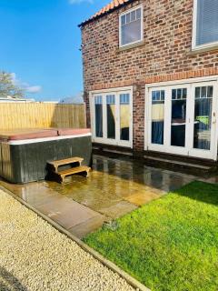 Barn near York with hot tub - Perfect for Groups and Families - 0