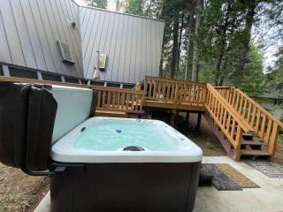 Cozy Chalet - Hot Tub with Meadow Views - Family & Pets, Fire Pit & BBQ - Arnold - 0