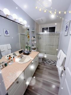 Cozy Private Suite-10minYVR-AC-FreeParking-SelfCheck in-Laundry-NightMarket - 4