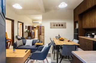 Jeannette's Seaside Getaway - Kalamata Urban Gem - 9