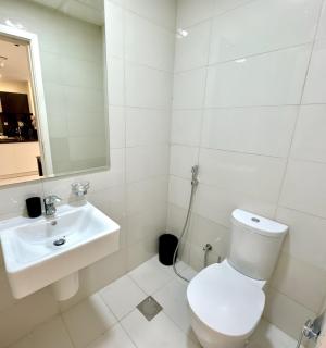 Royal Maison Deluxe 2 Br in Executive Bay - 5