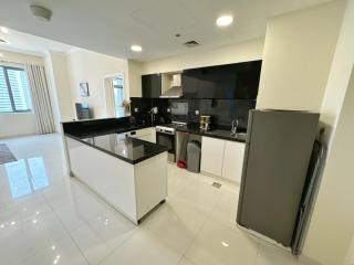 Royal Maison Deluxe 2 Br in Executive Bay - 3