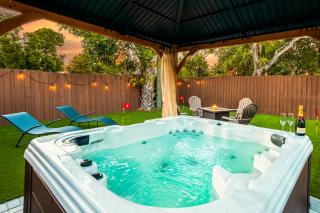 Brick Enclave with Mini Golf & SPA, 5mins to beach - 9