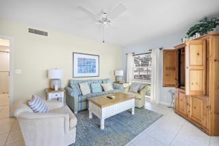Bungalow-style beachfront condo with pool - 8