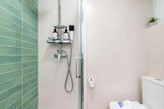 Piso Elegante y Nuevo de 3 habitaciones y 2 baños - Seville - 3