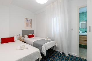 Piso Elegante y Nuevo de 3 habitaciones y 2 baños - Seville - 2
