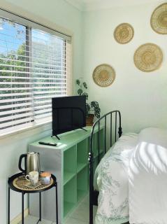 Private bath garden view guest room pet friendly - Sydney - 5