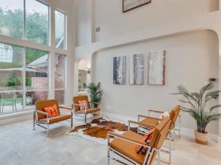 Captivating 6BR 3BA Holiday Home with Pool & Fire Pit - 4