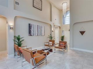 Captivating 6BR 3BA Holiday Home with Pool & Fire Pit - 4