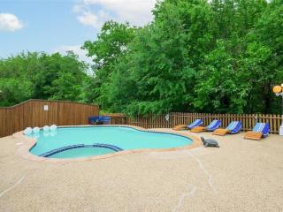 Captivating 6BR 3BA Holiday Home with Pool & Fire Pit - 2