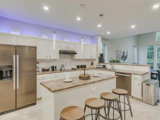 Captivating 6BR 3BA Holiday Home with Pool & Fire Pit - 6