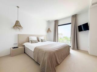 La Villa Pura Vida San Diego - Luxury Villa with Wonderful Sea View - Direct walking access to beach! 5 min from Sotogrande - 2