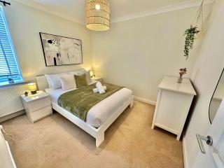 Family Three Bedroom Home - Outbuilding Games Room - Walk to Town and Beach - Free Parking - 5