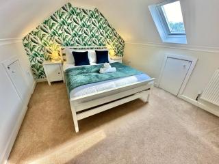 Family Three Bedroom Home - Outbuilding Games Room - Walk to Town and Beach - Free Parking - 6